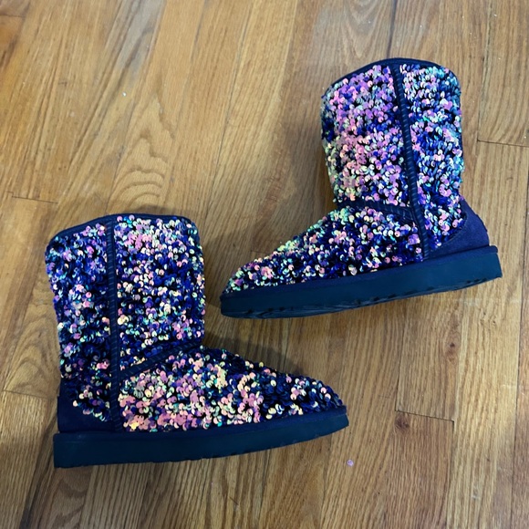 SALE!  UGG CLASSIC SHORT STELLAR SEQUIN MEDALLION SPARKLING BOOTS - Picture 3 of 11